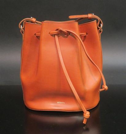 SEZANE. Sac sceau en cuir lisse camel. N...