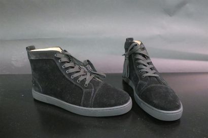 LOUBOUTIN. Paire de chaussures en cuir noir....