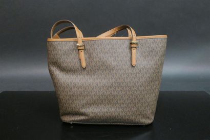 MIKAEL KORS. Sac besace marron monogram....