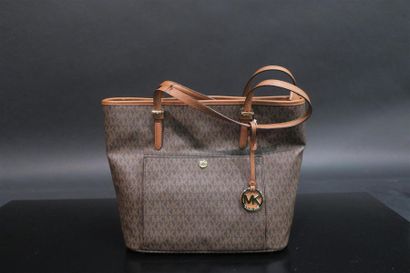 MIKAEL KORS. Sac besace marron monogram....