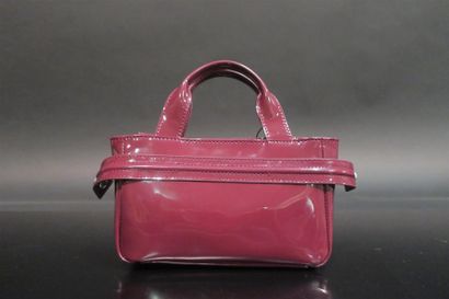 ARMANI JEANS. Petit sac en cuir vernis bordeau....