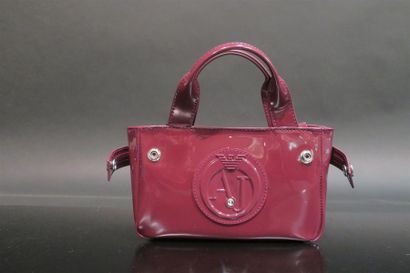 ARMANI JEANS. Petit sac en cuir vernis bordeau....