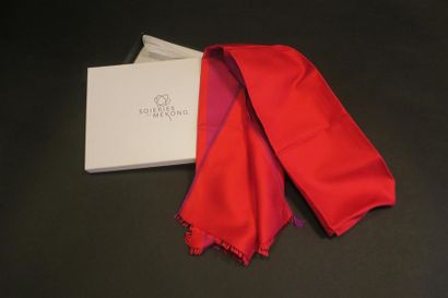 SOIERIES DU MEKONG. Foulard en soie rouge...
