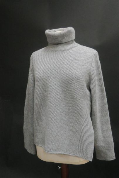 CEDRIC CHARLIER. Pull à col roulé en laine...