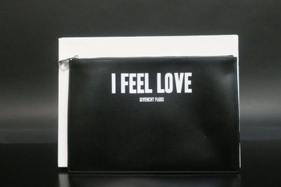 GIVENCHY. Large pochette en cuir lisse noir...