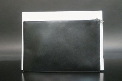GIVENCHY. Large pochette en cuir lisse noir...