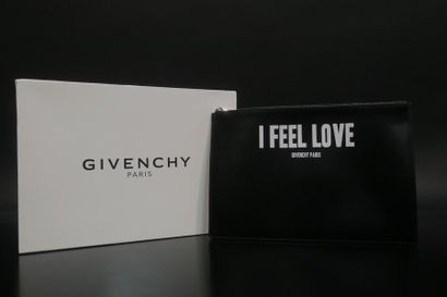 GIVENCHY. Large pochette en cuir lisse noir...