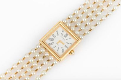 CHANEL. Bracelet-montre de dame en or modèle...
