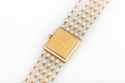 CHANEL. Bracelet-montre de dame en or modèle...