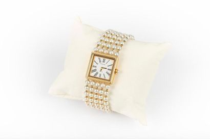 CHANEL. Bracelet-montre de dame en or modèle...