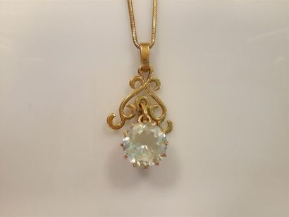 Pendentif en or serti d'une aigue-marine...