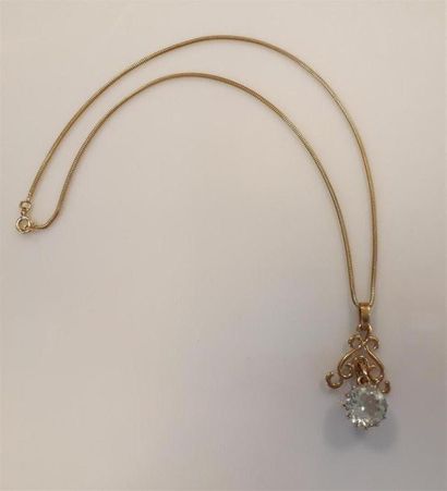 Pendentif en or serti d'une aigue-marine...