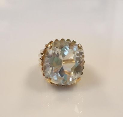 Bague chevalière en or sertie d'une aigue-marine...