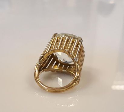 Bague chevalière en or sertie d'une aigue-marine...