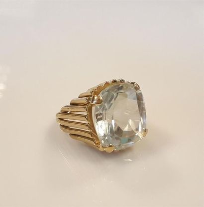 Bague chevalière en or sertie d'une aigue-marine...