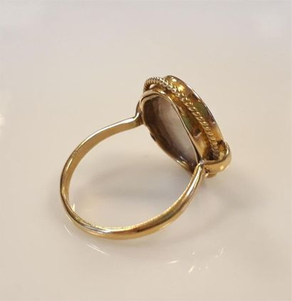 Bague en or sertie d'un camée sur nacre gravé...