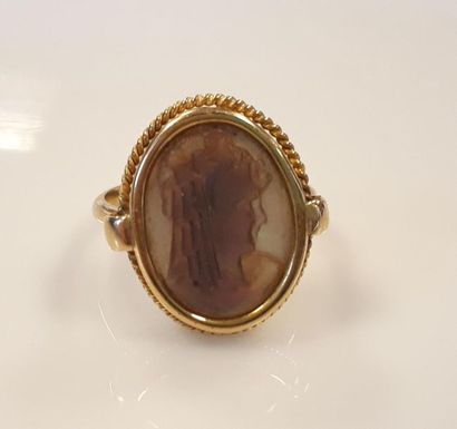 Bague en or sertie d'un camée sur nacre gravé...
