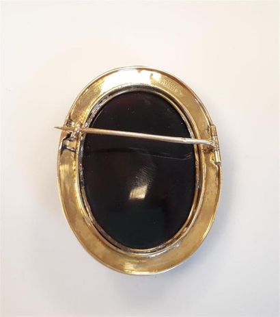 Broche en or sertie d'un camée sur agate...