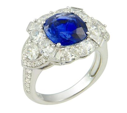 Bague en or blanc centrée d'un saphir coussin...