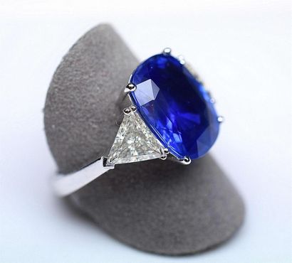 Bague joaillerie en or blanc centrée 4 griffes...