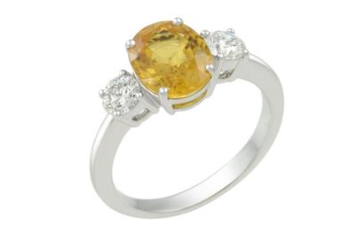 Bague en or blanc centré d'un saphir jaune...