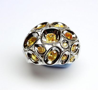 Bague jonc joaillerie en or blanc serti alvéolé...
