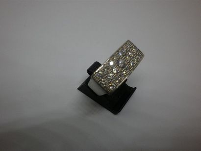 Bague en or gris sertie de trois lignes de...