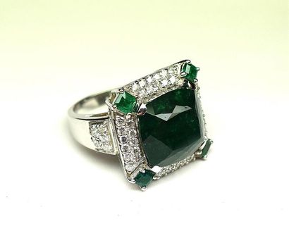 Importante bague or blanc sertie 4 griffes...