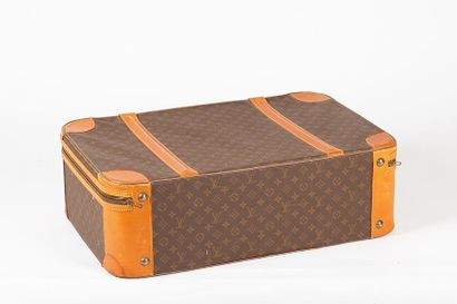 LOUIS VUITTON. Valise en toile monogrammé...
