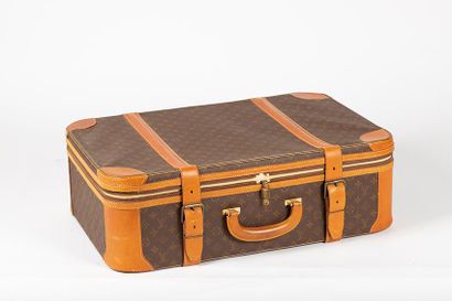 LOUIS VUITTON. Valise en toile monogrammé...