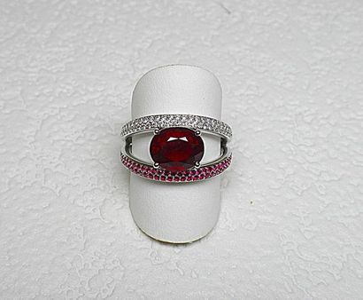 Bague en or blanc double anneau l'un serti...