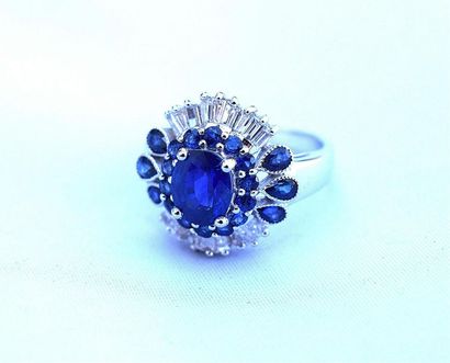 Bague en or blanc jupe centrée d'un saphir...