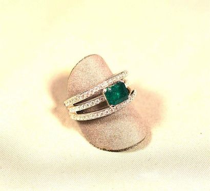 Bague triple anneau soutenant une émeraude...