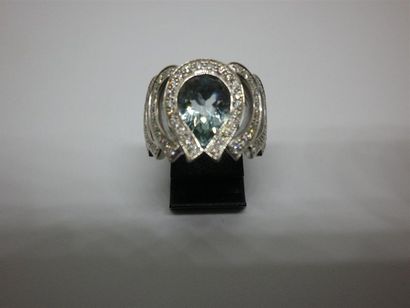 Bague en or gris sertie d'une aigue marine...