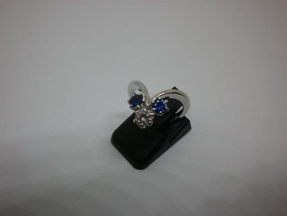 Bague en or gris sertie d'un diamant rond...