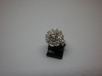 Bague en or gris sertie d'un diamant pesant...