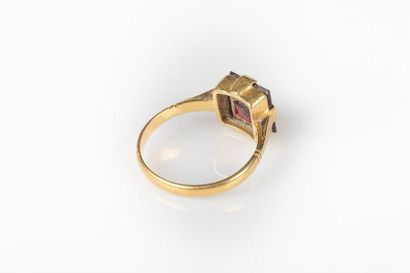 Bague en or sertie d'un grenat carré (égrisures)....
