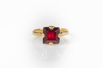 Bague en or sertie d'un grenat carré (égrisures)....