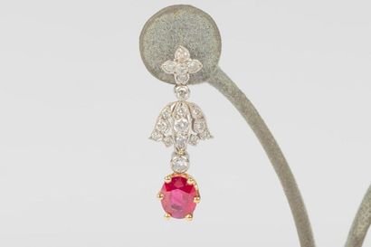 Paire de boucles d'oreilles en or de deux...