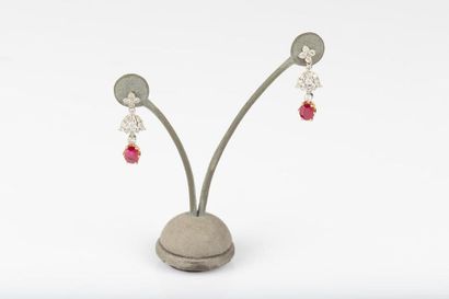 Paire de boucles d'oreilles en or de deux...