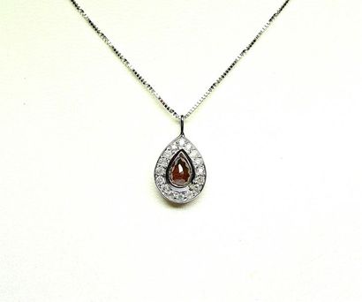Pendentif en gris jaune centré d'un diamant...
