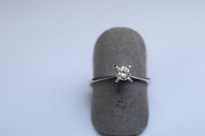 Bague solitaire en or blanc 4 griffes soutenant...