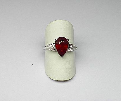 Bague or blanc ornée d'un rubis poire traité...