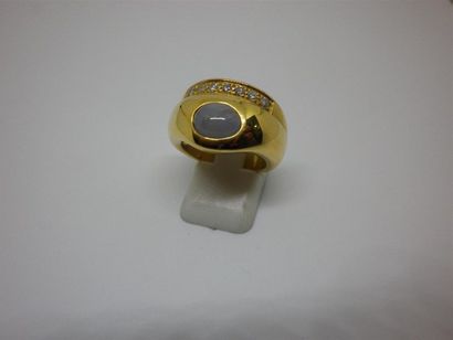Bague en or sertie d'un saphir étoilé cabochon...