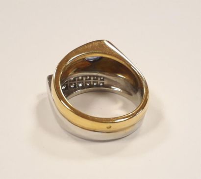 Bague en or de deux tons sertie d'un saphir...