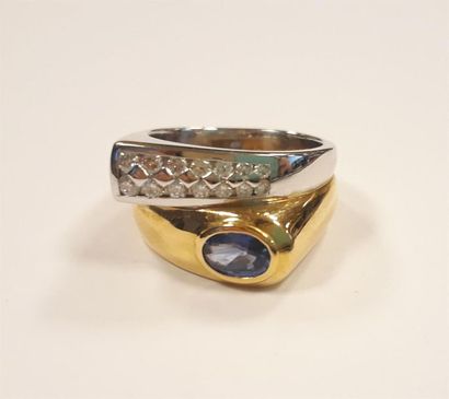Bague en or de deux tons sertie d'un saphir...