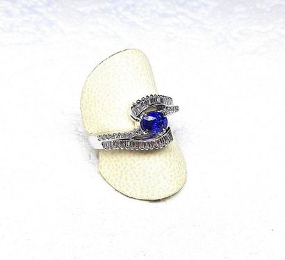 Bague en or blanc croisée soutenant un saphir...