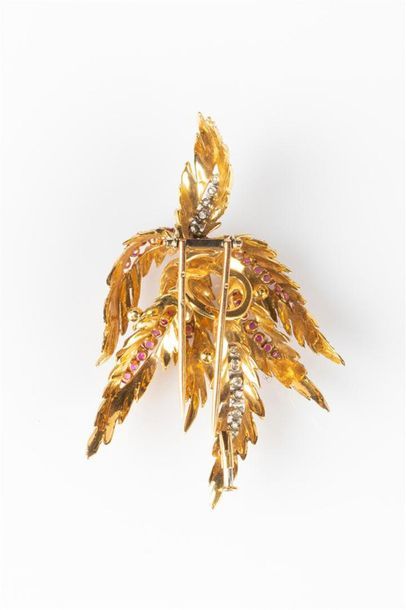 Broche gerbe feuillagée en or sertie de lignes...
