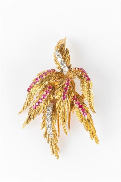Broche gerbe feuillagée en or sertie de lignes...