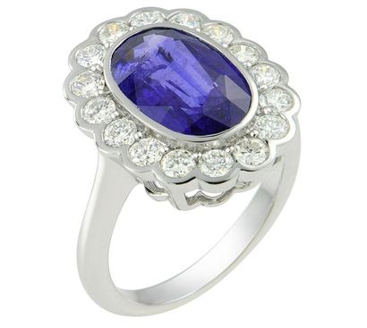 Bague en or blanc centrée en clos d'un saphir...